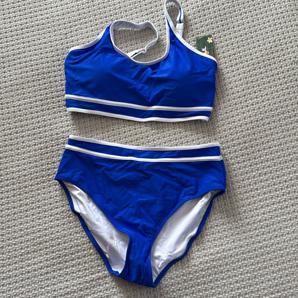 Cute women’s 2 piece bathing suit